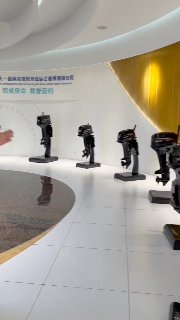 Showroom de la fábrica HIDEA en Hangzhou con motores fuera de borda